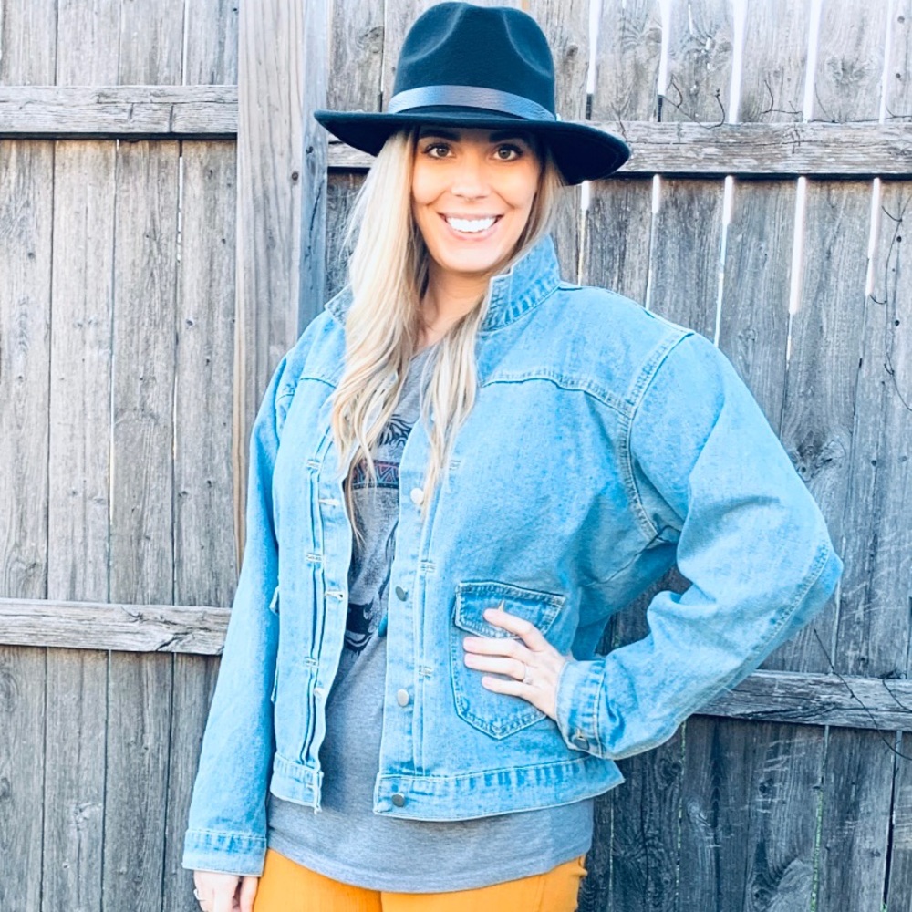 Light Jean jacket with pockets